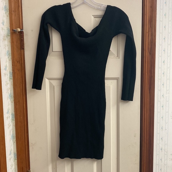 Hera Collection long sleeve black size medium fitting skirt. - Picture 2 of 3